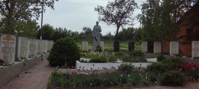 Утром 9 мая в  с.Топалы возле памятника погибшим воинам во Второй мировой войне была совершена панихида.